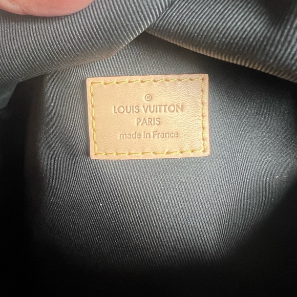 Louis Vuitton x League of Legends BUMBAG - Picture 12 of 13